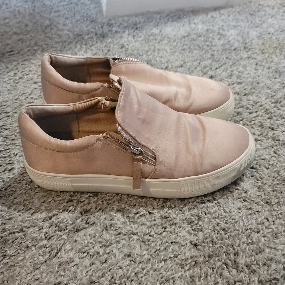 Stylish sneaker like shoes